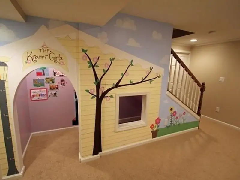 Spatiu de joaca amenajat sub scari pentru distractia copiilor