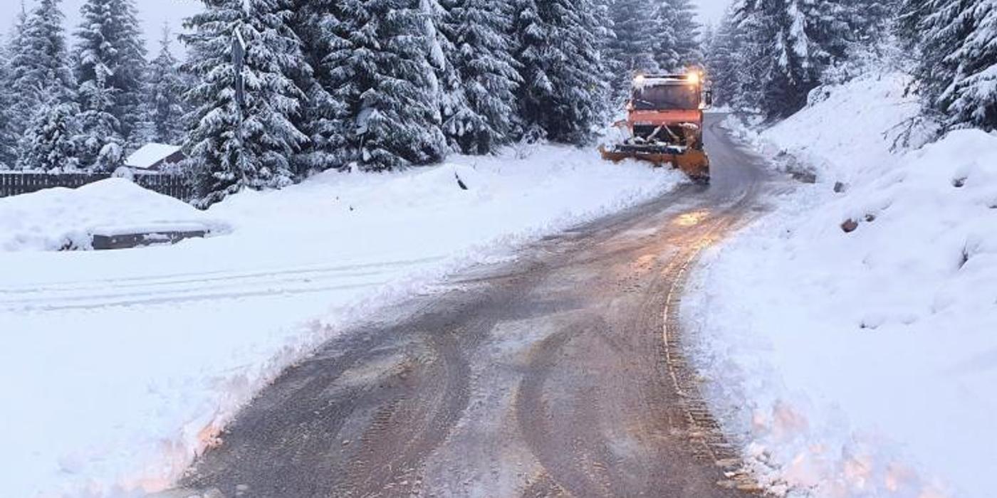 Drumurile din Cluj afectate de zăpadă și polei