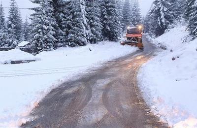 Drumurile din Cluj afectate de zăpadă și polei