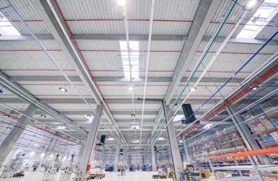 ANALIZĂ XTB: Unele sectoare din economia României s-ar putea simţi ca în recesiune în perioada următoare