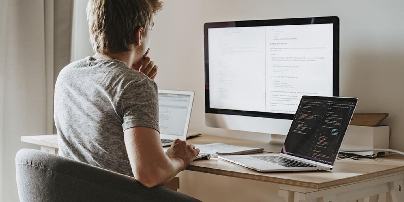 Prietenii ți-au vorbit despre cursuri IT online? Iată cum poți învăța repede și eficient programare