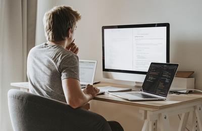 Prietenii ți-au vorbit despre cursuri IT online? Iată cum poți învăța repede și eficient programare