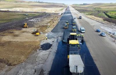A fost turnat primul strat de asfalt pe drumul expres DN1 Tureni – A3