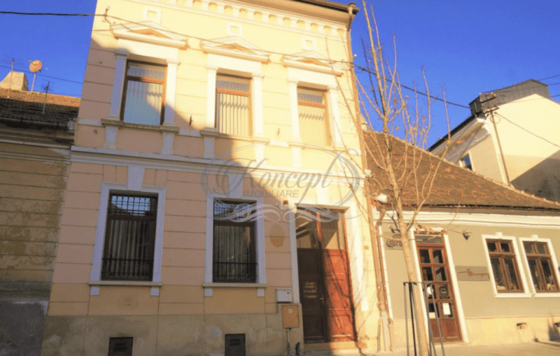O agenție imobiliară a scos la vânzare o vilă interbelică în Piața Muzeului din Cluj-Napoca