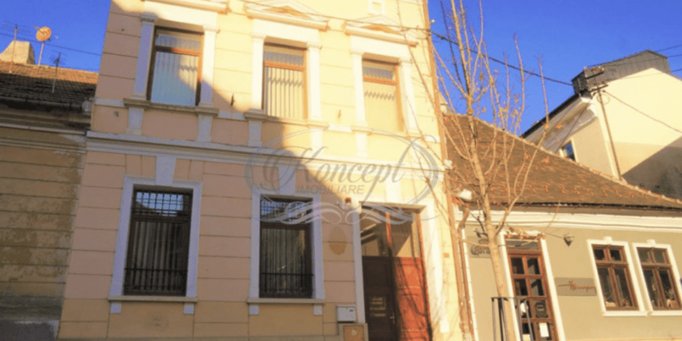 O agenție imobiliară a scos la vânzare o vilă interbelică în Piața Muzeului din Cluj-Napoca
