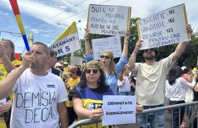 Protest al profesorilor, în a treia săptămână de grevă. Manifestanții au scandat în fața Palatului Cotroceni: „Demisia!”, „Nu cedăm!”