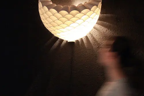 Lampa din pahare de hartie reciclate