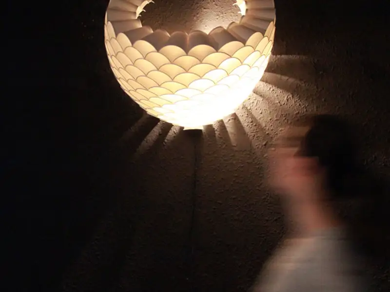 Lampa din pahare de hartie reciclate