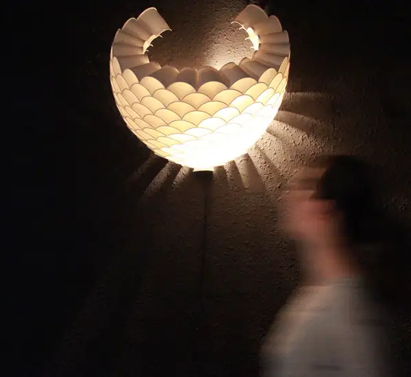 Lampa din pahare de hartie reciclate