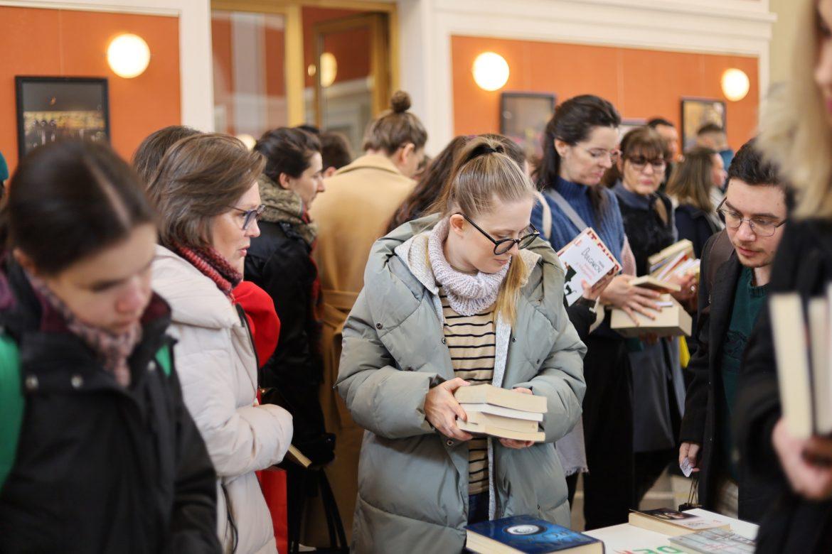 Pe 7 aprilie are loc BookSwap, evenimentul ce le dă șansa clujenilor pasionați de lectură să facă schimb de cărți