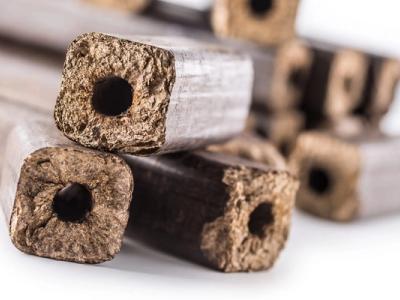 Din ce sunt făcute brichetele de foc și cum influențează arderea