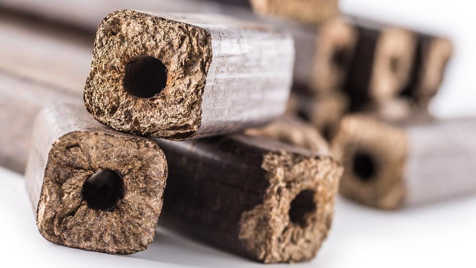 Din ce sunt făcute brichetele de foc și cum influențează arderea