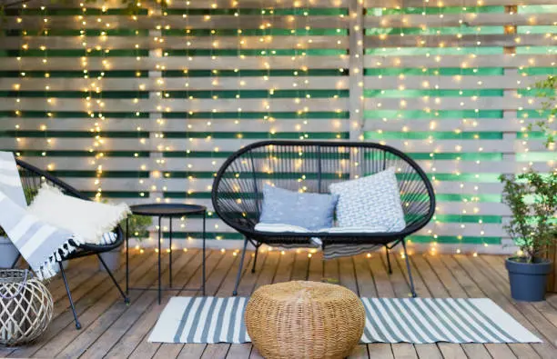 Cum iluminezi terasa fără să cheltuiești mulți bani