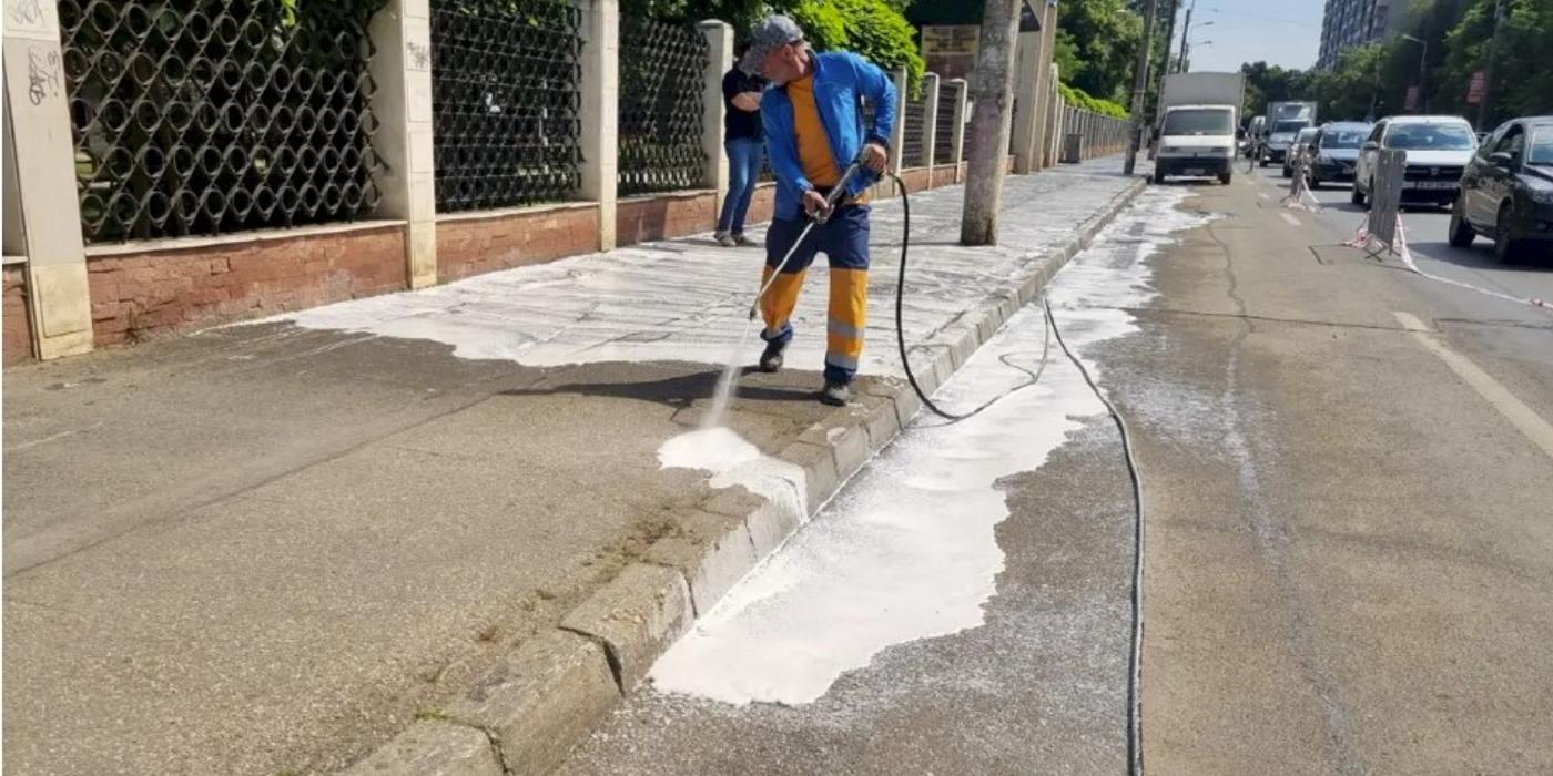 Primăria Sectorului 2 continuă curățenia generală pe străzile din sector. Joi, 6 iulie, se intervine pe Bulevardul Ferdinand I