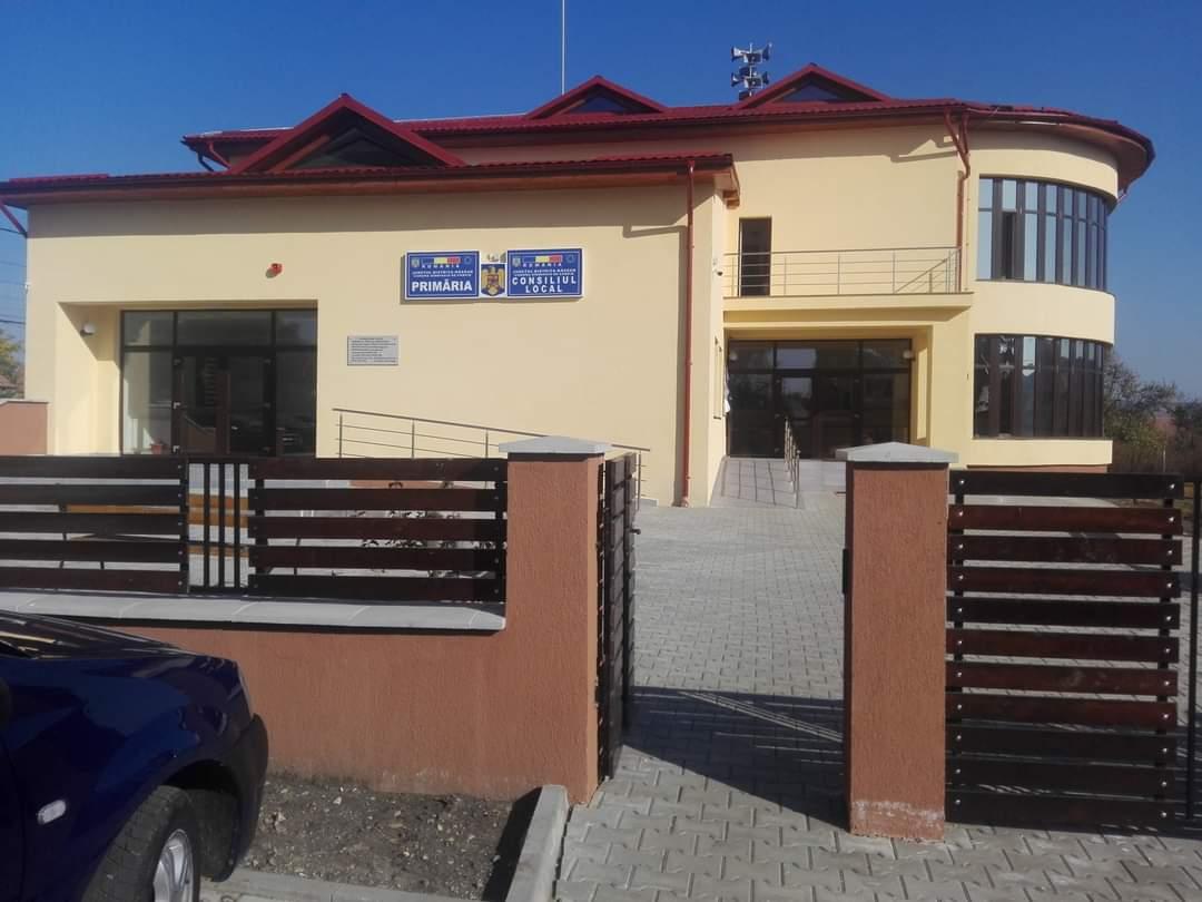 Primarul, viceprimarul și secretul primăriei din localitatea Sânmihaiu de Câmpie, din județul Bistrița-Năsăud, reținuți pentru corupție