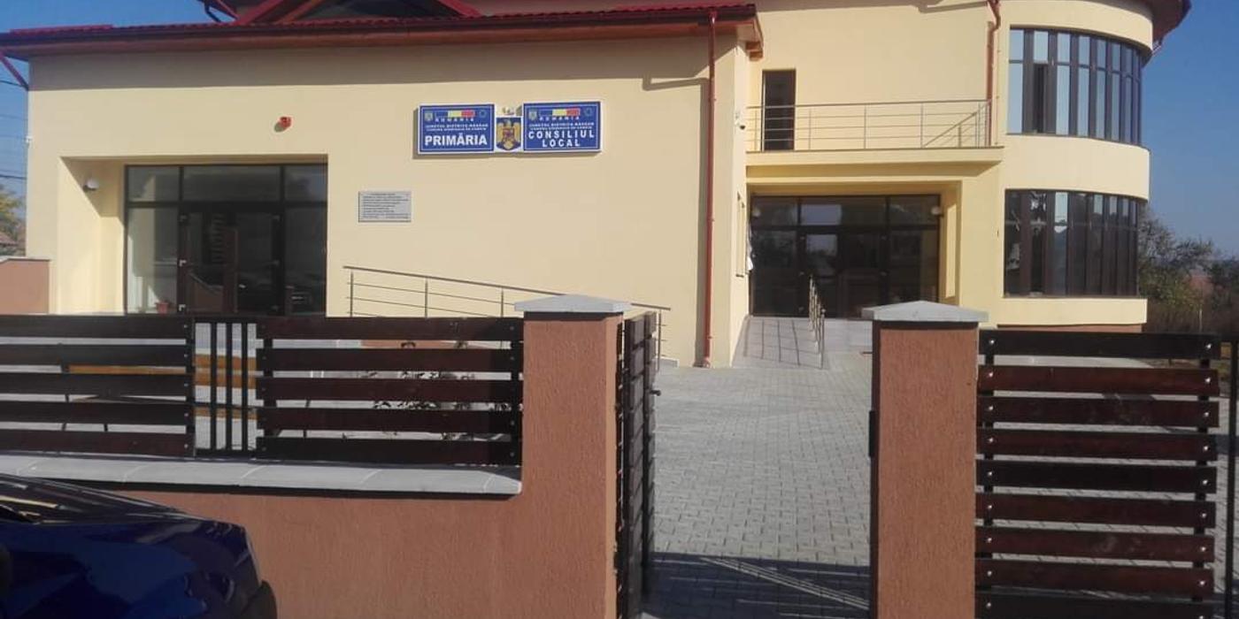 Primarul, viceprimarul și secretul primăriei din localitatea Sânmihaiu de Câmpie, din județul Bistrița-Năsăud, reținuți pentru corupție