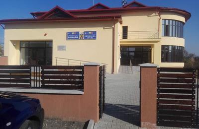 Primarul, viceprimarul și secretul primăriei din localitatea Sânmihaiu de Câmpie, din județul Bistrița-Năsăud, reținuți pentru corupție