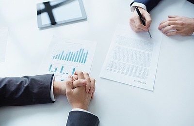 De ce este esențial un contract de vânzare-cumpărare auto corect întocmit?