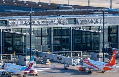 Aeroportul din Berlin a anulat toate decolările de avioane de luni, din cauza unei greve