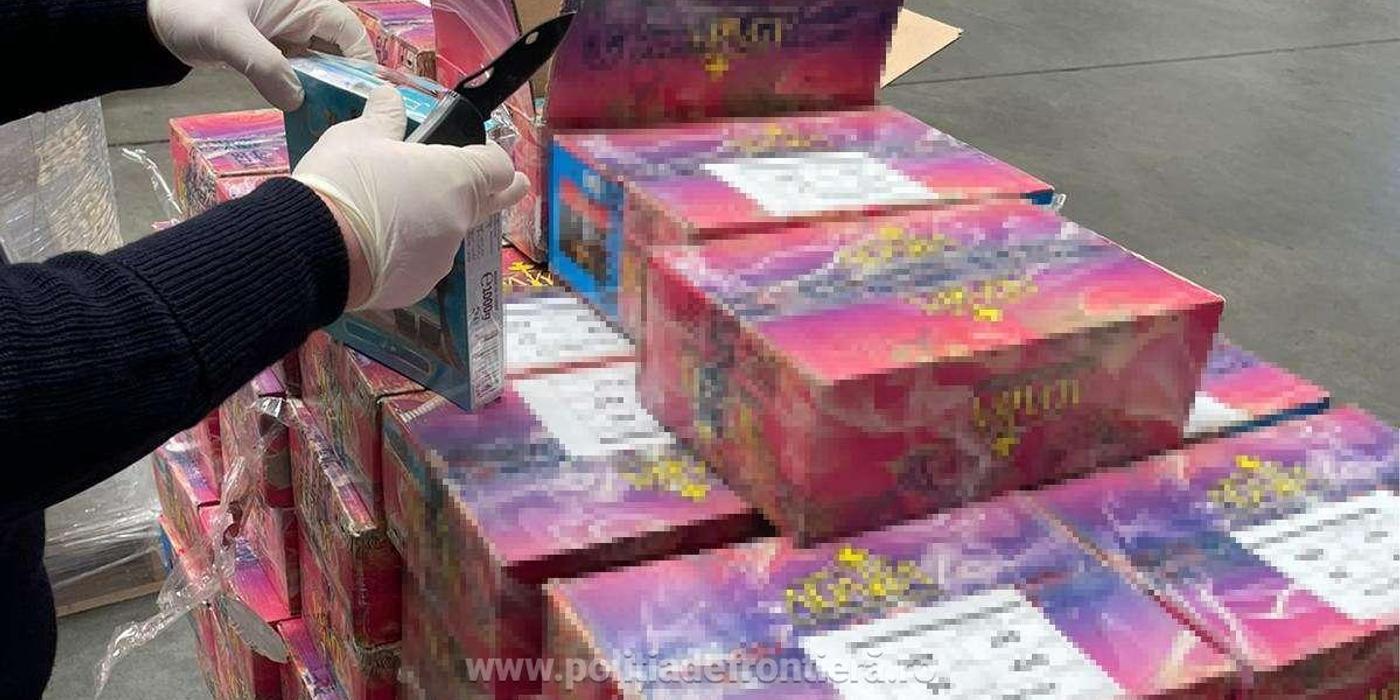 Peste jumătate de tonă de tutun de narghilea, confiscată de poliţiştii de frontieră de pe Aeroportul Otopeni / În acte figura ca odorizante auto