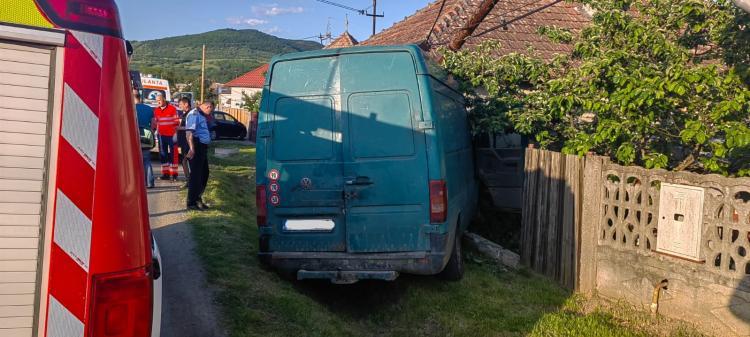 Accident în Mintiul Gherlii. Șoferul unei dube a pierdut controlul asupra volanului și a intrat în casa unui localnic