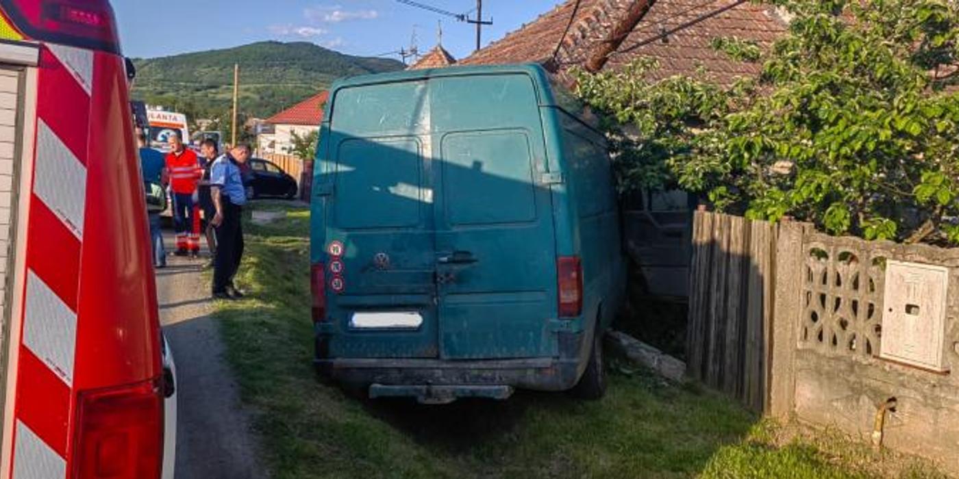 Accident în Mintiul Gherlii. Șoferul unei dube a pierdut controlul asupra volanului și a intrat în casa unui localnic