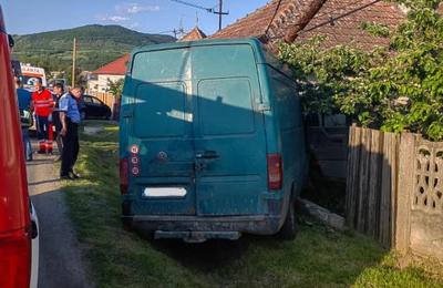Accident în Mintiul Gherlii. Șoferul unei dube a pierdut controlul asupra volanului și a intrat în casa unui localnic