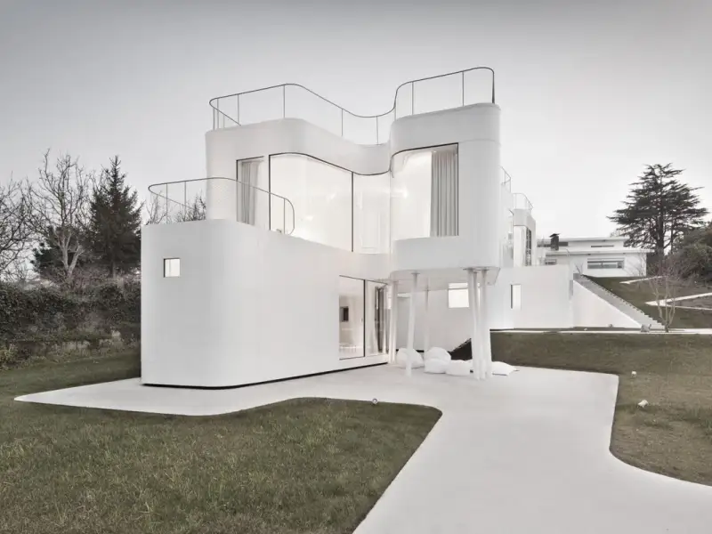 Casa V – Albul omniprezent intr-o cladire incredibila!