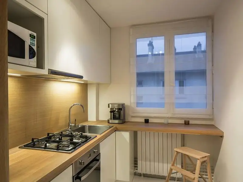 Cum a fost renovata o bucatarie lunga si ingusta foto inainte si dupa