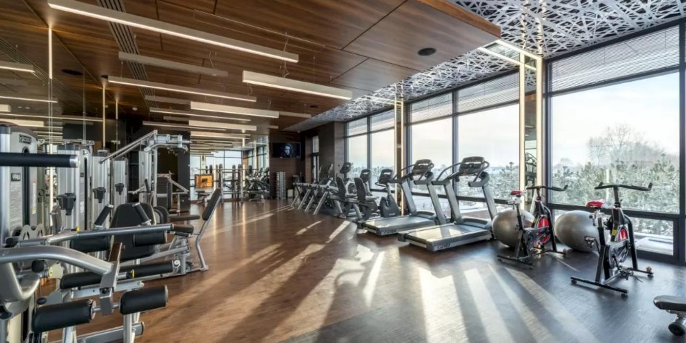 O bară de 200 de kg i-a căzut în cap unui tânăr de 17 ani, într-o sală de fitness din București