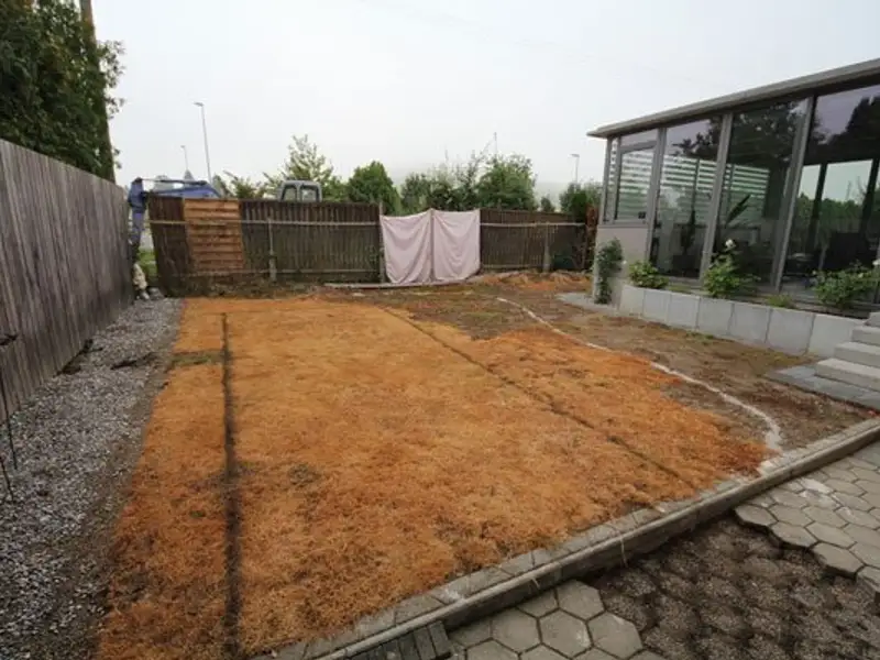 Lac artificial construit in curte chiar de membrii unei familii