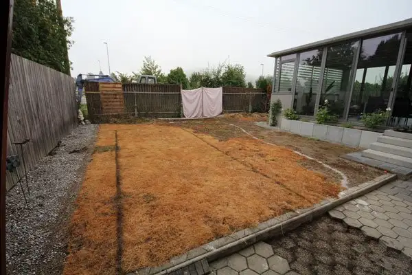 Lac artificial construit in curte chiar de membrii unei familii