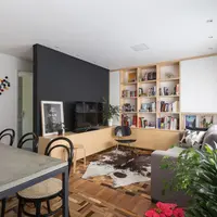 O amenajare moderna in tonuri calde pentru 70 mp