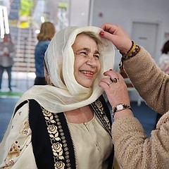 Zestrea Satului – expoziție de artă și memorie rurală la Muzeul Nicolae Minovici: proiectul #NEpierdute aduce poveștile senioarelor în prim-plan
