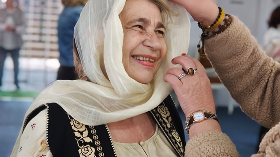Zestrea Satului – expoziție de artă și memorie rurală la Muzeul Nicolae Minovici: proiectul #NEpierdute aduce poveștile senioarelor în prim-plan