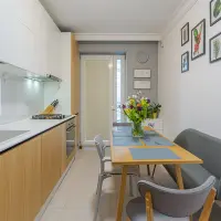 Amenajare moderna cu insertii clasice si multe pete de culoare intr-un apartament de 4 camere din Bucuresti