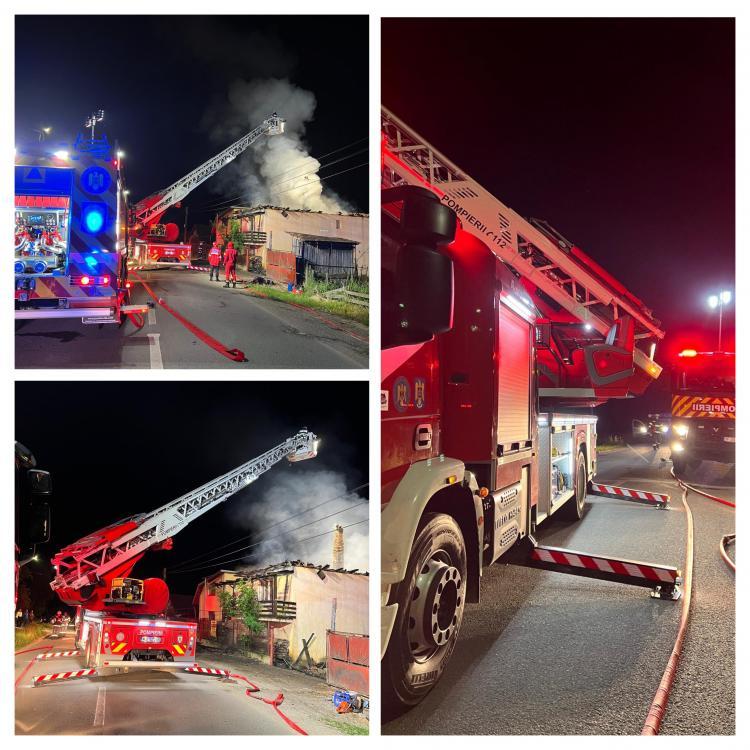 Incendiu puternic, în noaptea de miercuri spre joi, la o casa din Vultureni, județul Cluj