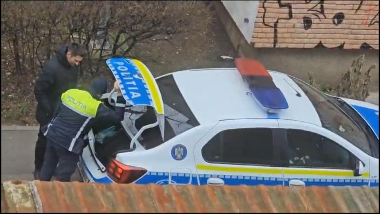 Doi agenți de poliție din Cluj, surprinși pe camerele de supraveghere când împărțeau petardele cumpărate de unul dintre ei de la magazin