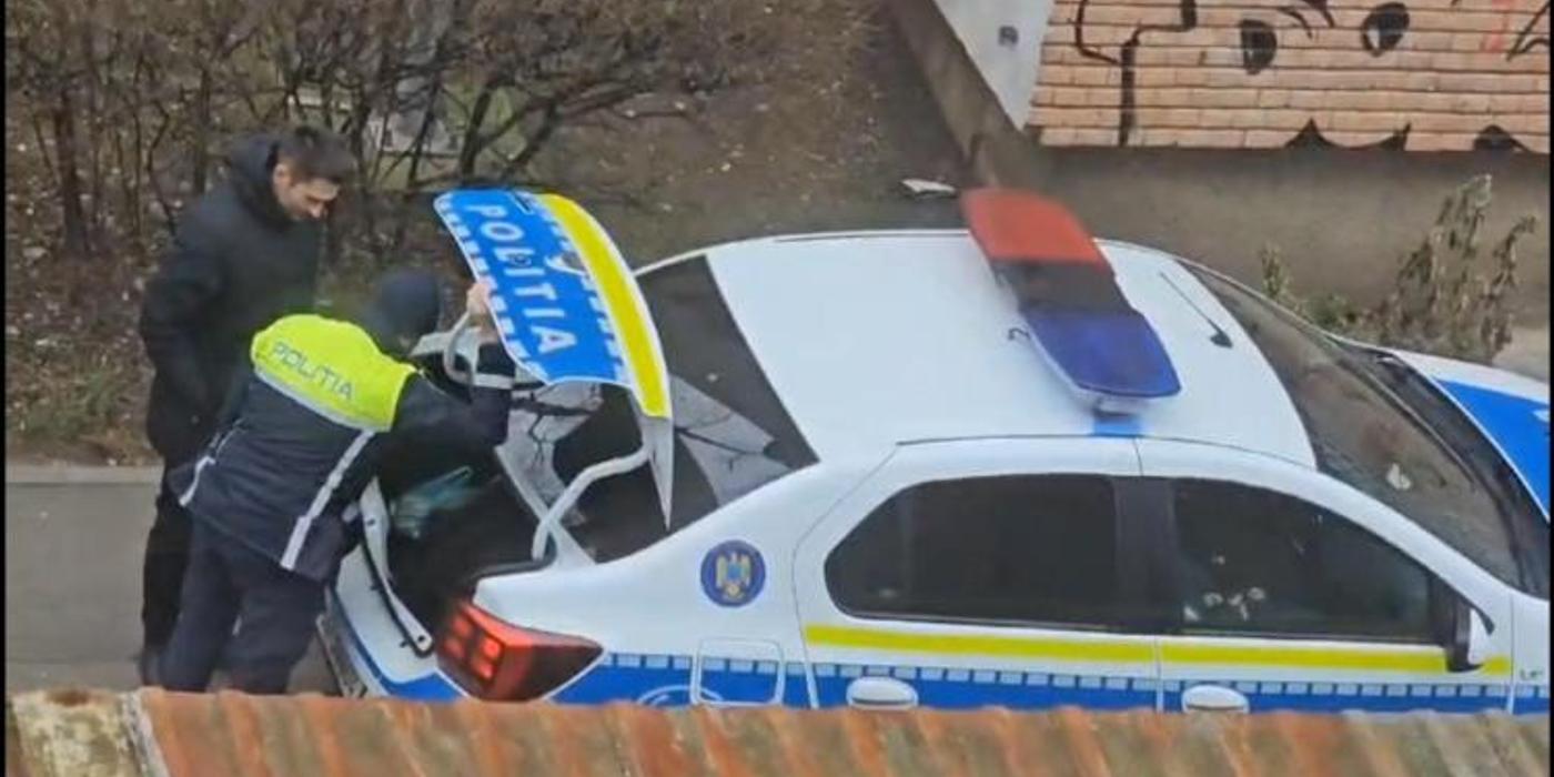 Doi agenți de poliție din Cluj, surprinși pe camerele de supraveghere când împărțeau petardele cumpărate de unul dintre ei de la magazin