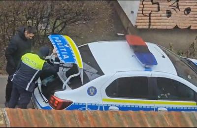Doi agenți de poliție din Cluj, surprinși pe camerele de supraveghere când împărțeau petardele cumpărate de unul dintre ei de la magazin