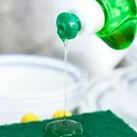 5 utilizari noi pentru detergentul de vase