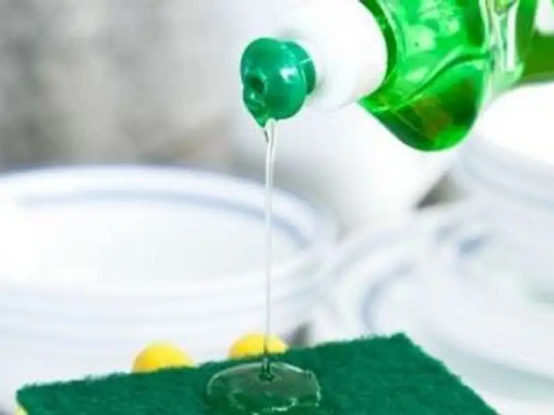 5 utilizari noi pentru detergentul de vase