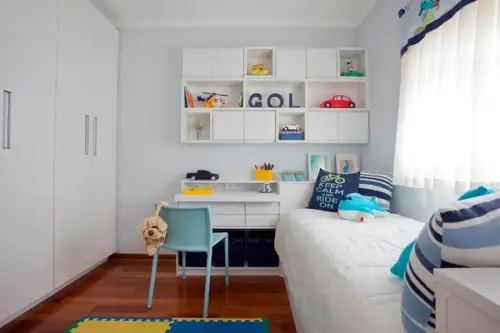 Accente de albastru in amenajarea unei camere de baiat