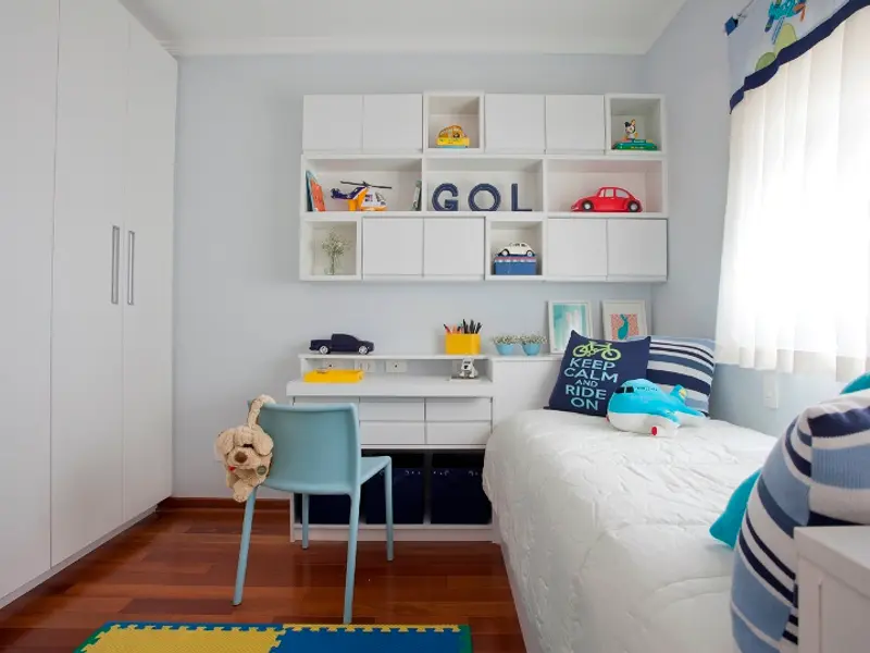 Accente de albastru in amenajarea unei camere de baiat