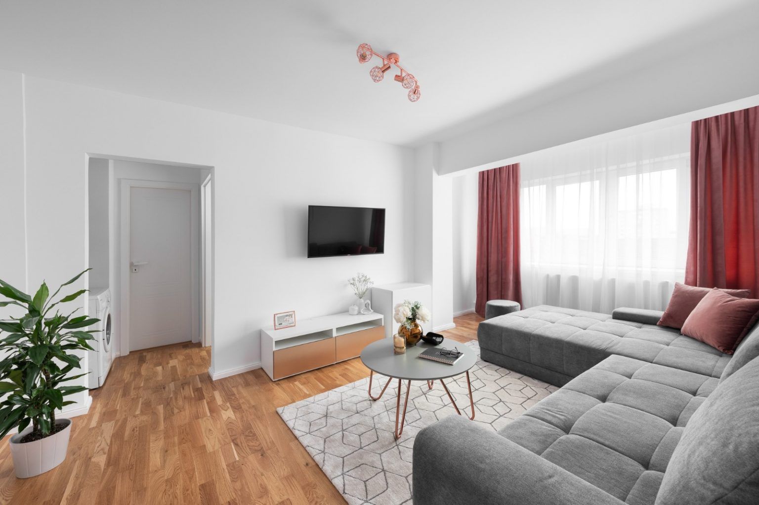 Amenajare minimalista cu accente de culori puternice  Apartament de 45mp