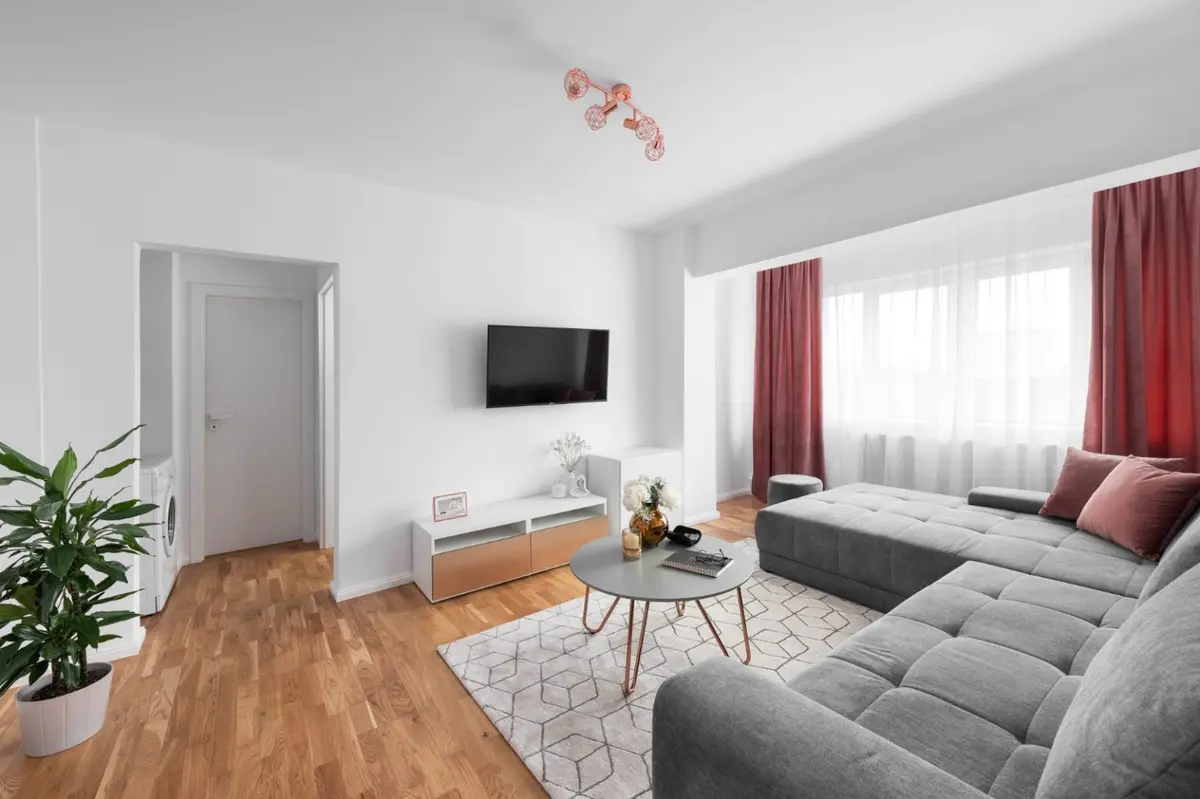 Amenajare minimalista cu accente de culori puternice Apartament de 45mp