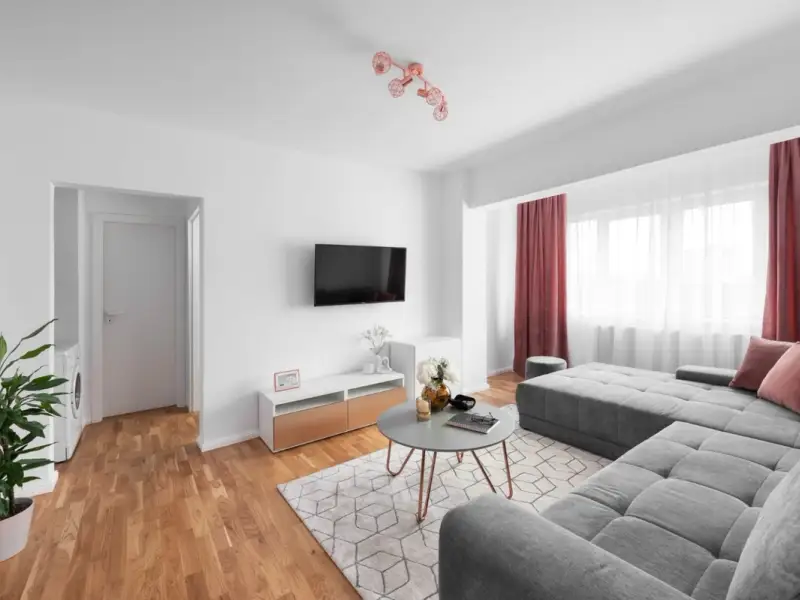 Amenajare minimalista cu accente de culori puternice Apartament de 45mp