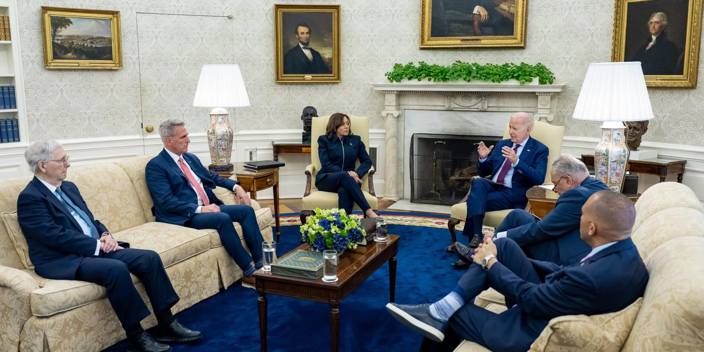 Semne de optimism la Washington: Biden şi McCarthy speră să ajungă la un acord privind plafonul de îndatorare al SUA. Preşedintele îşi scurtează turneul în Asia pentru a putea negocia