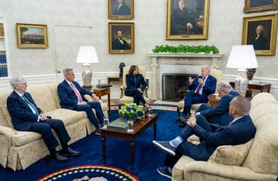 Semne de optimism la Washington: Biden şi McCarthy speră să ajungă la un acord privind plafonul de îndatorare al SUA. Preşedintele îşi scurtează turneul în Asia pentru a putea negocia