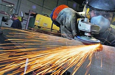 INS: Comenzile noi din industria prelucrătoare au crescut în primele patru luni
